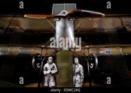 Douglas World Cruiser Chicago (1924) è stato uno dei quattro velivoli costruiti dalla Douglas Aircraft Company per la prima circumnavigazione aerea del globo da parte dello United States Army Air Service. Alimentato da un motore Liberty V-12 da 423 cavalli e dotato di ruota intercambiabile e carrello di atterraggio, completò il volo intorno al mondo nel 1924. L'immagine di archivio documenta l'aeromobile e i componenti associati dell'elica identificati con i test sul campo McCook e i contrassegni di servizio. Foto Stock