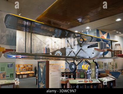 Douglas World Cruiser Chicago (1924) è stato uno dei quattro velivoli costruiti dalla Douglas Aircraft Company per la prima circumnavigazione aerea del globo da parte dello United States Army Air Service. Alimentato da un motore Liberty V-12 da 423 cavalli e dotato di ruota intercambiabile e carrello di atterraggio, completò il volo intorno al mondo nel 1924. L'immagine di archivio documenta l'aeromobile e i componenti associati dell'elica identificati con i test sul campo McCook e i contrassegni di servizio. Foto Stock