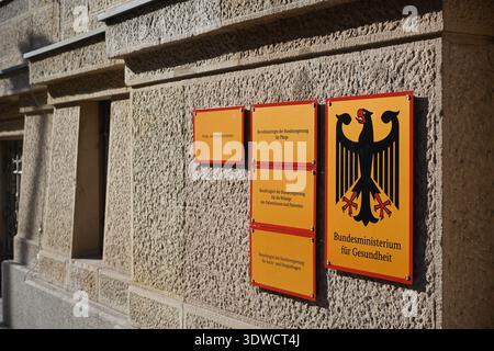 Berlino, Germania - 26 febbraio 2026: Dettaglio dell'edificio del Ministero federale della salute con i cartelli per vari commissari governativi a Berlino. Foto Stock