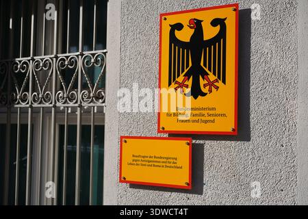 Berlino, Germania - 26 febbraio 2026: Segno del Commissario federale contro l'antiziganismo presso il Ministero della famiglia a Berlino Mitte. Foto Stock