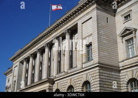 Berlino, Germania - 26 febbraio 2026: Vista esterna dell'Abgeordnetenhaus di Berlino, sede del parlamento di Berlino. Foto Stock