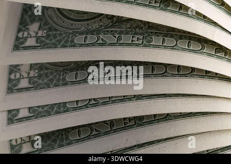 Vista macro di banconote da un dollaro statunitense con texture incise Foto Stock