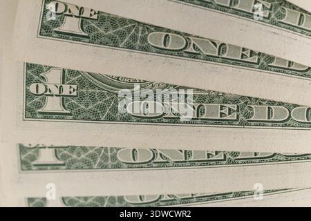 Vista macro di banconote da un dollaro statunitense con texture incise Foto Stock