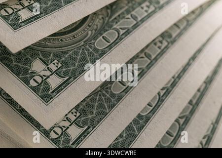 Vista macro di banconote da un dollaro statunitense con texture incise Foto Stock