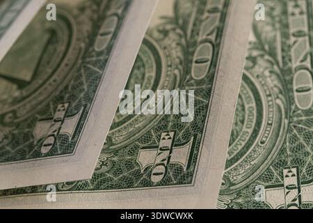 Vista macro di banconote da un dollaro statunitense con texture incise Foto Stock