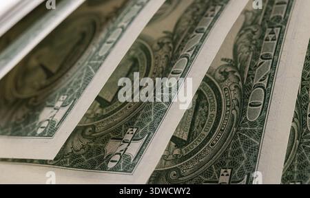 Vista macro di banconote da un dollaro statunitense con texture incise Foto Stock
