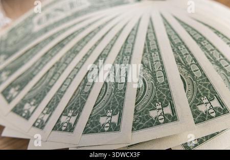 Vista macro di banconote da un dollaro statunitense con texture incise Foto Stock
