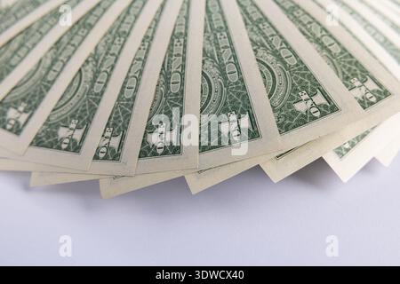 Vista macro di banconote da un dollaro statunitense con texture incise Foto Stock