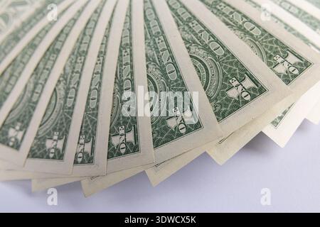 Vista macro di banconote da un dollaro statunitense con texture incise Foto Stock