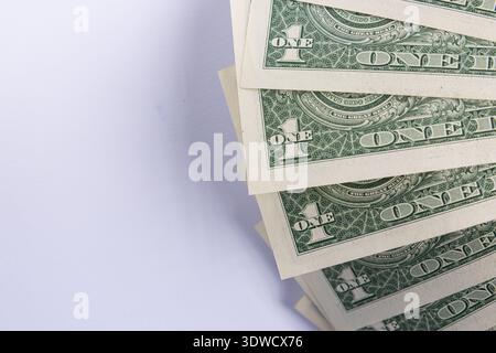 Vista macro di banconote da un dollaro statunitense con texture incise Foto Stock