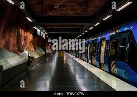 STOCCOLMA, SVEZIA - 27 GIUGNO 2016: Si trova all'interno della stazione della metropolitana Radhuset. Foto Stock