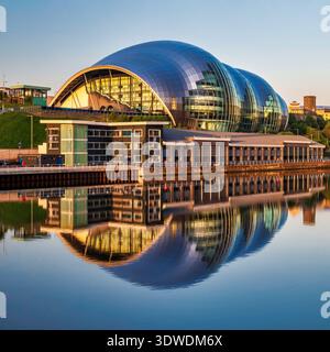 Una vista in una mattinata di sole d'estate del Glasshouse International Centre for Music e dell'edificio della HMS Calliope Royal Navy Reserve a Gateshead Quayside Foto Stock