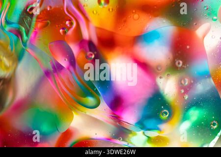 Vivi un viaggio accattivante in un caleidoscopio di colori vorticosi, con vivaci sfumature di rosso, arancione, blu e verde che si intrecciano in un mesmerizi Foto Stock