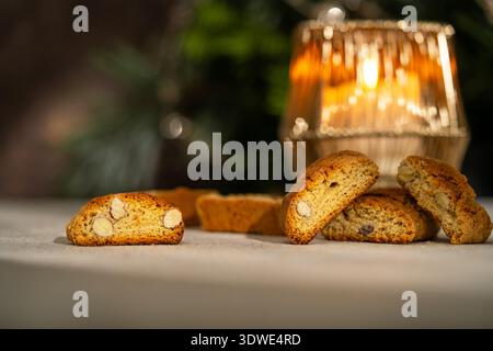 Primo piano di tradizionali biscotti alla mandorla cantuccini italiani illuminati delicatamente a lume di candela. Queste prelibatezze croccanti sono perfette da gustare con un caldo Foto Stock