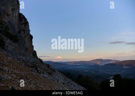 Vista panoramica della catena montuosa di Serrella all'alba da Quatretondeta ad Alicante. Conosciuto per le scogliere spettacolari, questo paesaggio offre una natura mozzafiato Foto Stock