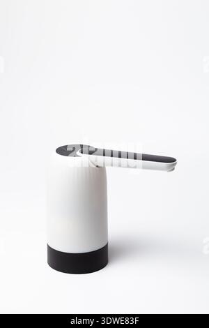 Moderno distributore automatico di sapone bianco con pompa a leva nera e design elegante e curvo: Soluzione igienica senza contatto per bagni, cucine, uffici, A. Foto Stock