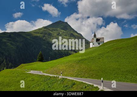 Vista panoramica di Una chiesa su Una collina verde a Greina, Svizzera. Foto Stock