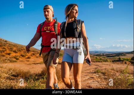 Un paio di escursioni attraverso lo splendido Red Canyon della Spagna, godendosi i paesaggi mozzafiato e la promessa di avventura. Il cielo azzurro è chiaro Foto Stock