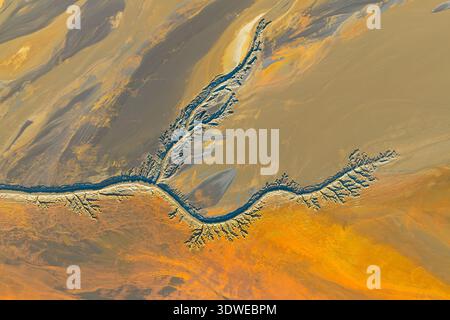 Una splendida vista aerea di Huelva Riotinto, che mostra frattali astratti di terra e colori vivaci, catturando l'occhio con il suo schema unico e colorato Foto Stock
