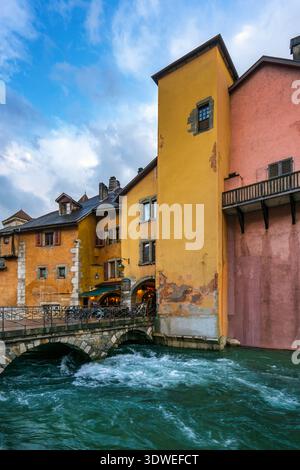 Incantevole vista delle case colorate che costeggiano il fiume Thiou ad Annecy, Francia, che presentano un mix di facciate vivaci e architettura storica contro un's. Foto Stock