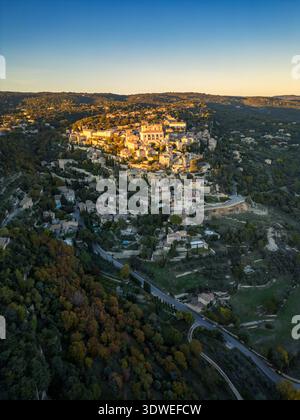 Accattivante vista aerea di Gordes in Francia al tramonto, che mostra il fascino storico del villaggio annidato tra le colline panoramiche della Provenza, circondato da Foto Stock