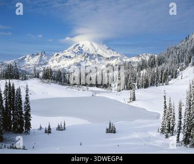 Mount Rainier e un ghiacciato sul lago Tipsoo a fine autunno; Mount Rainier National Park, Washington State, Stati Uniti Foto Stock