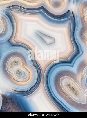 Foto macro di una fetta di agata brasiliana retroilluminata che è stata tinta di blu Foto Stock