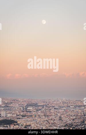 Una vista mozzafiato del tramonto dal Tibidabo che si affaccia su Barcellona. Le calde sfumature del sole che tramonta illuminano il paesaggio cittadino, creando un panorama mozzafiato Foto Stock