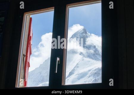 L'iconica vetta del Cervino è splendidamente incorniciata da una finestra che offre una vista mozzafiato da Schonbiel a Zermatt, Vallese, Svizzera. Un alpino sereno Foto Stock