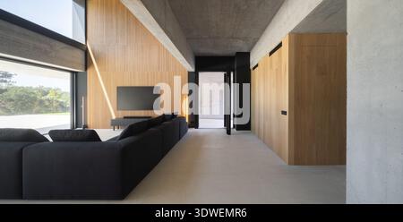 Uno spazio abitativo minimalista in Cantabria, Spagna, che presenta architettura moderna e design di lusso. Caratterizzato da eleganti pannelli in legno e viste panoramiche, Foto Stock