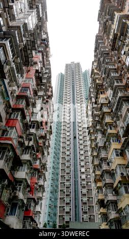 Una vista accattivante di edifici residenziali densamente affollati nell'iconico Monster Building di Hong Kong, che mostra l'intricato architec urbano simile a un labirinto Foto Stock