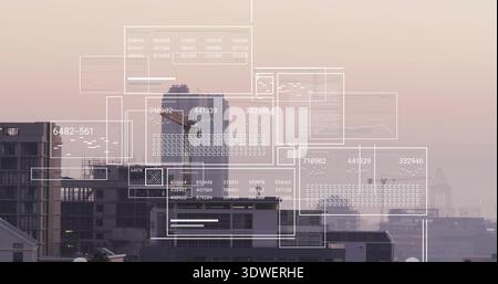 Visualizzazione dell'HUD traslucido che si sovrappone allo skyline del tetto al crepuscolo, con ponteggi, palme e gru Foto Stock