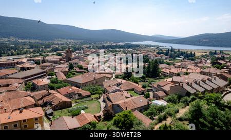 Vista aerea del villaggio Vinuesa a Soria, Spagna, che mostra la sua affascinante architettura tradizionale e i dintorni naturali, catturando l'essenza di un Foto Stock