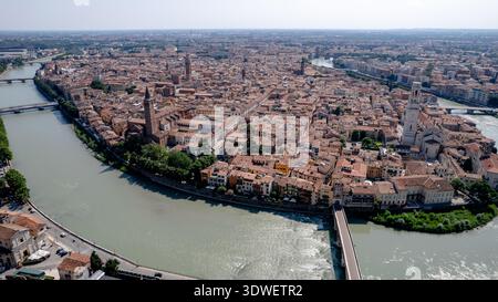 Foto aerea di Verona che mostra il fiume Adige che si snoda intorno al centro storico. La Basilica di Sant'Anastasia si trova sulla sinistra e la Verona Cathed Foto Stock