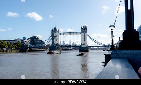 Vista panoramica del Tower Bridge che attraversa il Tamigi dal Southwark Borough. L'iconica struttura è un famoso punto di riferimento, con cieli limpidi e cime della città Foto Stock
