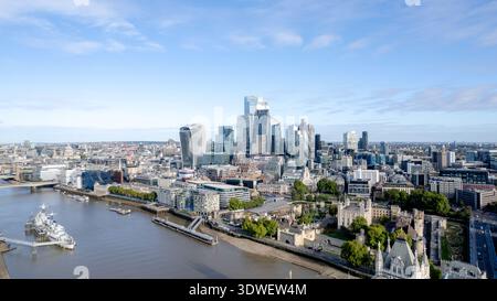 Vista aerea del Tamigi che si snoda attraverso Londra, incorniciata da iconici grattacieli ed edifici storici. Il paesaggio urbano cattura un mix di modernità Foto Stock