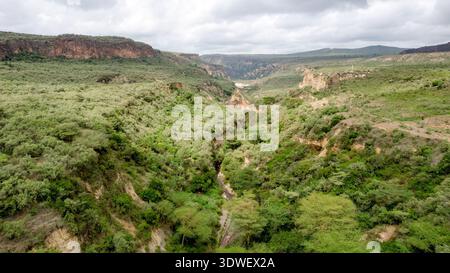 I paesaggi mozzafiato del Parco Nazionale di Hell's Gate, con scogliere spettacolari, lussureggianti valli verdi e formazioni geologiche uniche, perfette per Foto Stock
