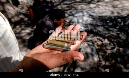 Custodiscono a mano involucri proiettili, che i Datoga si fondono per creare oggetti metallici. L'immagine mette in evidenza i metodi tradizionali di riciclaggio e la cultura crea Foto Stock
