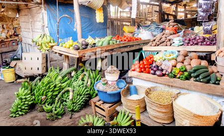 Vivace esposizione di frutta e verdura fresca in un vivace mercato di strada a MTO Wa MBU, che offre una ricca varietà di prodotti locali che si rifiutano Foto Stock