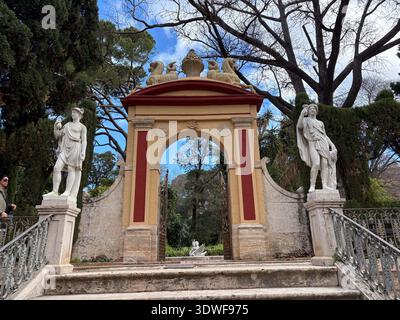 Jardines de Monforte, Giardini di Monforte. Valencia, Spagna. Romantici giardini del XIX secolo con statue neoclassiche e un'arcata decorativa Foto Stock