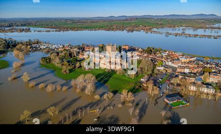 L'abbazia di Tewkesbury è circondata da acque alluvionali a Tewkesbury, Gloucestershire, Inghilterra, Regno Unito, 14 febbraio 2026. Vista aerea delle inondazioni invernali con drone. Foto Stock