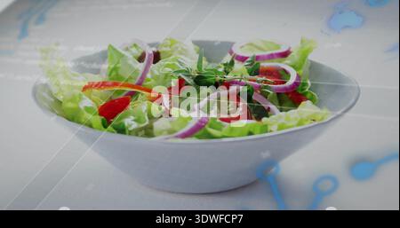 Esposizione di un recipiente in ceramica bianca con insalata verde fresca su un piano bianco, con sottili sovrapposizioni blu Foto Stock
