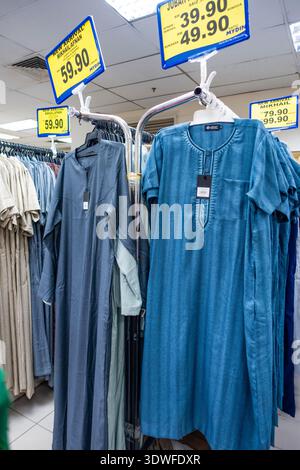 Kuala Lumpur, Malesia - 31 luglio 2025: Abbigliamento tradizionale colorato è esposto in un negozio al dettaglio con cartellini dei prezzi. Foto Stock