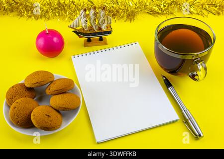 Un foglio di carta vuoto per fare un inventario o pianificare il prossimo anno. Decorazione natalizia. Foto Stock