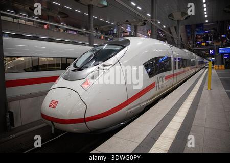 Berlino, Berlino, Germania. 26 febbraio 2026. In un movimentato giovedì 26 febbraio 2026, i passeggeri si spostano attraverso la stazione centrale di Berlino mentre i treni ICE ad alta velocità arrivano e partono in mezzo al traffico pesante dei pendolari. Le piattaforme ferroviarie e le linee ferroviarie riflettono il flusso costante dei viaggi a lunga distanza e regionali attraverso la capitale tedesca. (Credit Image: © Michael Kuenne/PRESSCOV via ZUMA Press Wire) SOLO PER USO EDITORIALE! Non per USO commerciale! Foto Stock