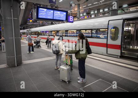 Berlino, Berlino, Germania. 26 febbraio 2026. In un movimentato giovedì 26 febbraio 2026, i passeggeri si spostano attraverso la stazione centrale di Berlino mentre i treni ICE ad alta velocità arrivano e partono in mezzo al traffico pesante dei pendolari. Le piattaforme ferroviarie e le linee ferroviarie riflettono il flusso costante dei viaggi a lunga distanza e regionali attraverso la capitale tedesca. (Credit Image: © Michael Kuenne/PRESSCOV via ZUMA Press Wire) SOLO PER USO EDITORIALE! Non per USO commerciale! Foto Stock