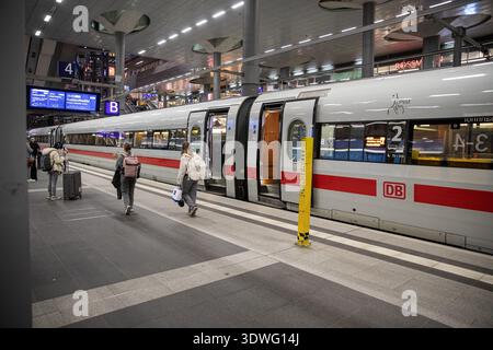 Berlino, Berlino, Germania. 26 febbraio 2026. In un movimentato giovedì 26 febbraio 2026, i passeggeri si spostano attraverso la stazione centrale di Berlino mentre i treni ICE ad alta velocità arrivano e partono in mezzo al traffico pesante dei pendolari. Le piattaforme ferroviarie e le linee ferroviarie riflettono il flusso costante dei viaggi a lunga distanza e regionali attraverso la capitale tedesca. (Credit Image: © Michael Kuenne/PRESSCOV via ZUMA Press Wire) SOLO PER USO EDITORIALE! Non per USO commerciale! Foto Stock