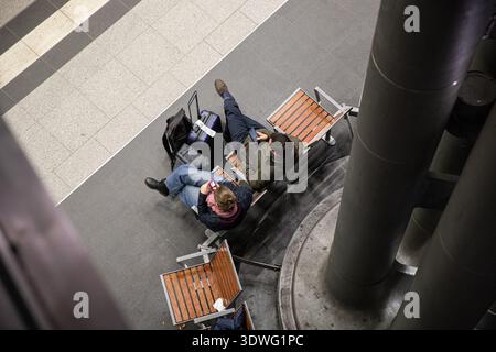 Berlino, Berlino, Germania. 26 febbraio 2026. In un movimentato giovedì 26 febbraio 2026, i passeggeri si spostano attraverso la stazione centrale di Berlino mentre i treni ICE ad alta velocità arrivano e partono in mezzo al traffico pesante dei pendolari. Le piattaforme ferroviarie e le linee ferroviarie riflettono il flusso costante dei viaggi a lunga distanza e regionali attraverso la capitale tedesca. (Credit Image: © Michael Kuenne/PRESSCOV via ZUMA Press Wire) SOLO PER USO EDITORIALE! Non per USO commerciale! Foto Stock