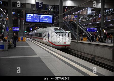 Berlino, Berlino, Germania. 26 febbraio 2026. In un movimentato giovedì 26 febbraio 2026, i passeggeri si spostano attraverso la stazione centrale di Berlino mentre i treni ICE ad alta velocità arrivano e partono in mezzo al traffico pesante dei pendolari. Le piattaforme ferroviarie e le linee ferroviarie riflettono il flusso costante dei viaggi a lunga distanza e regionali attraverso la capitale tedesca. (Credit Image: © Michael Kuenne/PRESSCOV via ZUMA Press Wire) SOLO PER USO EDITORIALE! Non per USO commerciale! Foto Stock