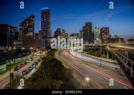 Light Trails su Aspen Way, Canary Wharf, Londra, Regno Unito Foto Stock
